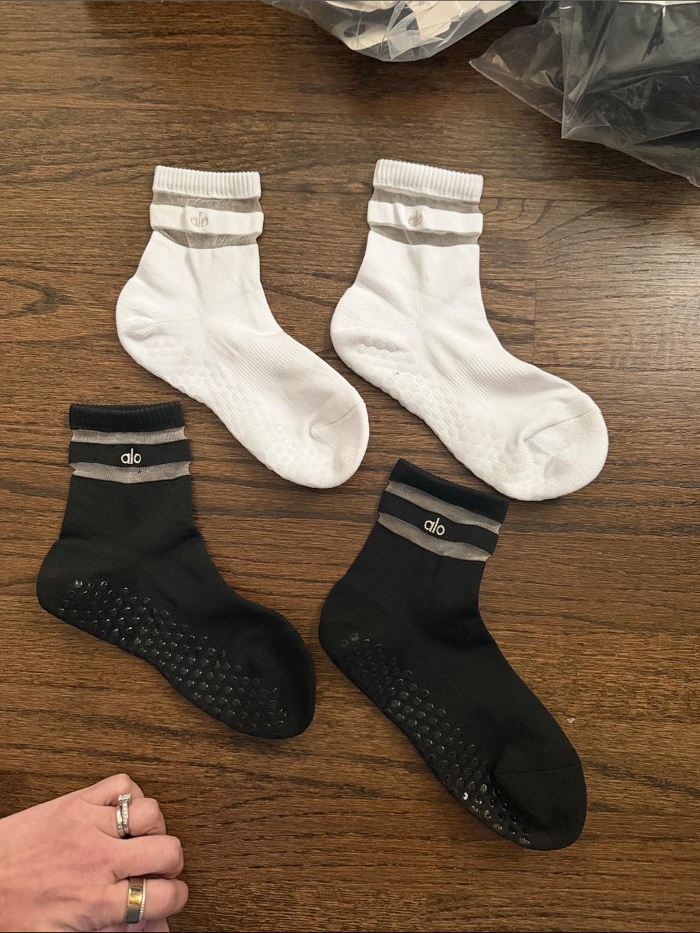 Alo yoga women’s pulse grip socks/ pack of 2 (black and white)